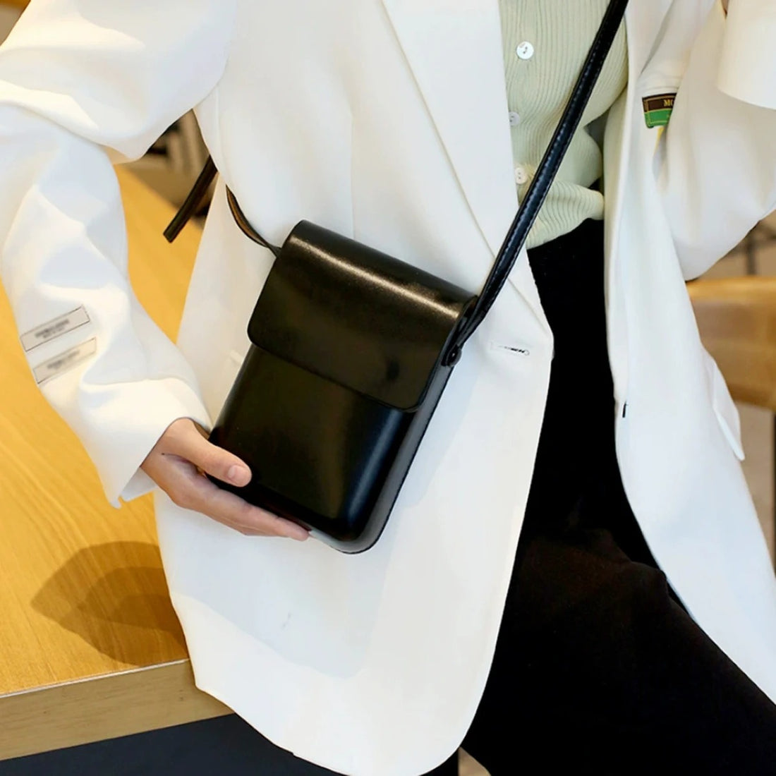 Versatile vertical Japanese and Korean simple flip phone bag