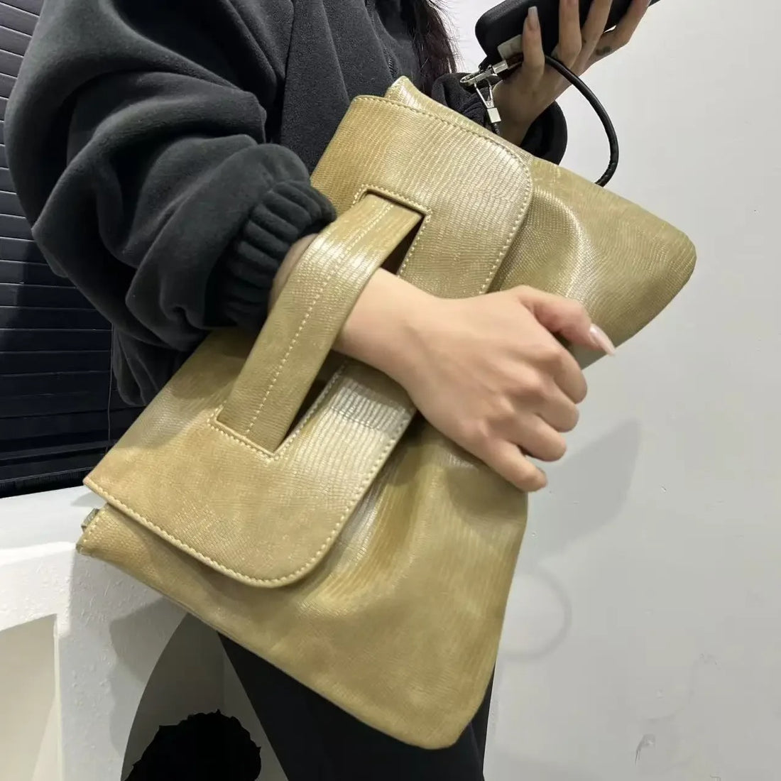 Ladies' fashionable retro snake patterned handbag with high capacity