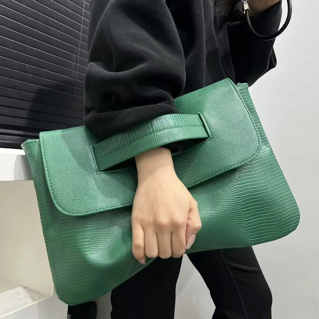 Ladies' fashionable retro snake patterned handbag with high capacity